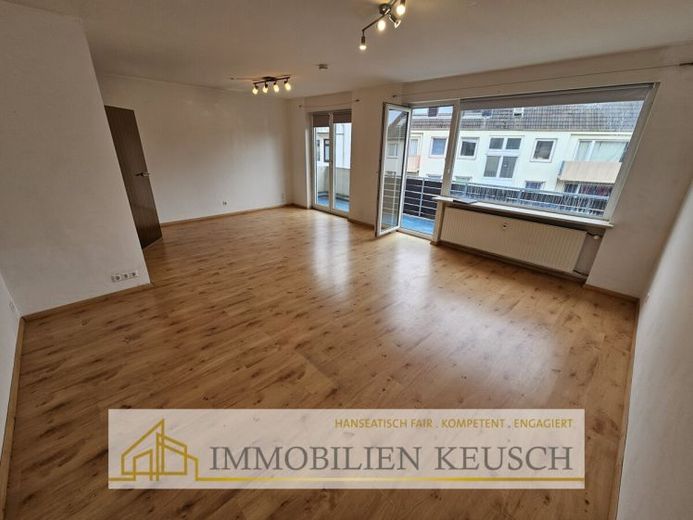 Bremerhaven’in merkezi konumunda boş 3 odalı daire, geniş balkon ve 2 park yeri seçeneğiyle – Fotoğraf 1