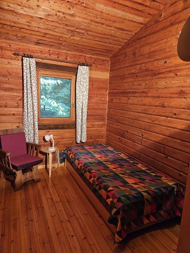 Deux maisons en rondins dans la forêt, location de vacances et habitation dans la réserve de biosphère de l’Elbtalaue – Schlafzimmer 1 rotes Haus