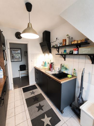 Helle 4-Zimmer Wohnung mit Einbauküche in zentraler Lage – Küche