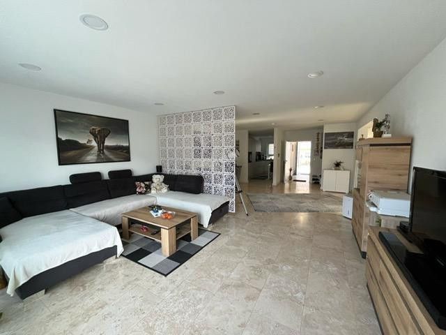 Wohnzimmer, Sicht zum Eingang