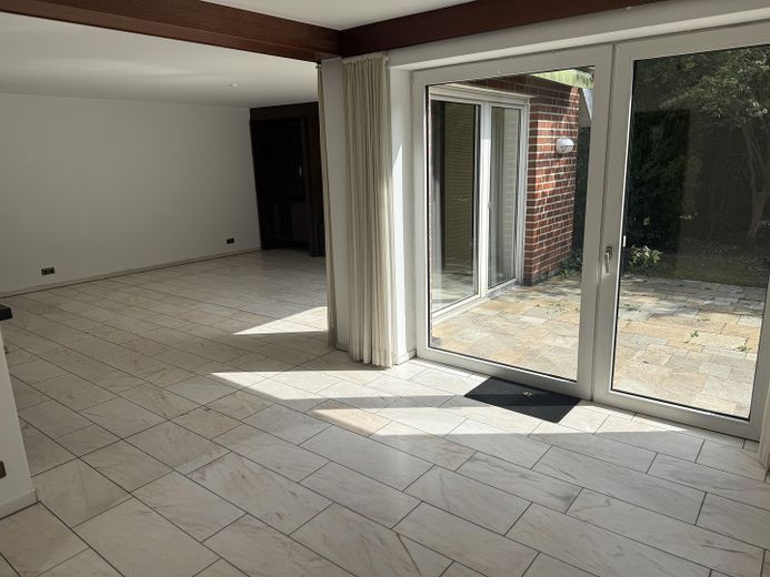 Zadbany dom jednorodzinny w stylu dziedzińca ogrodowego, zapewniający dużą prywatność – zmodernizowany i gotowy do zamieszkania – Wohnzimmer 3/3