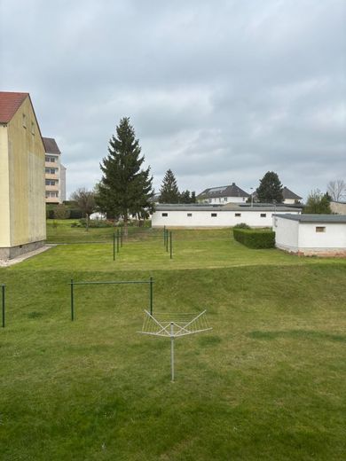 frisch renoviert - modernisierte/helle Etagenwohnung - 2,0 Zi. Küche mit EBK/Wannenbad (TLB) - ca. 45m² – 260422_MW_1.OG_links_WLS60_Crimmitschau_Bilder_CKI_012_Bad_Kueche_Ausblick