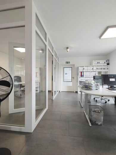 Büro_1OG_Blick-Besprechungsraum_3