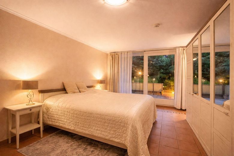 Möblierte Terrassenwohnung mit Sauna in Blankenese von privat – Schlafzimmer