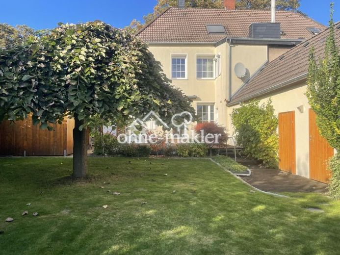 Moderna casa unifamiliare con ampi spazi e giardino idilliaco, terreno di proprietà – Foto 1