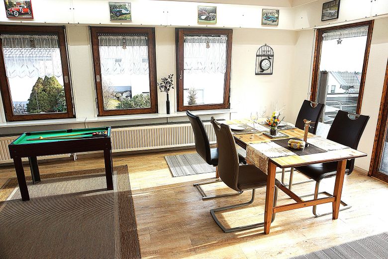 HAUS-SCHLUCHSEEBLICK: 3 Ferienwohnungen mit "Classic-Car-Ambiente" in Premiumlage (€ 1,1 Mio. +Inv.) – EG Esszimmer mit Billardtisch