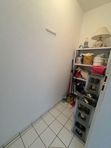 2-Zimmer-Wohnung, Balkon, Küche, Bad, HWR, Keller, nahe Südbahnhof – Vorratsraum