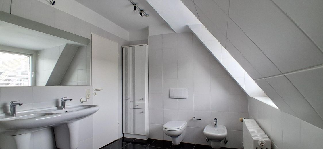Charmante lichtdurchflutete  Eigentumswohnung mit Dachterrasse in Südlage – Bad mit Badewanne und Bidet