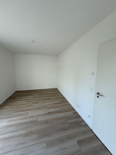 Wonen in het groen en toch dicht bij Dresden – hoogwaardige 3-kamerwoning met terras. – Foto 3