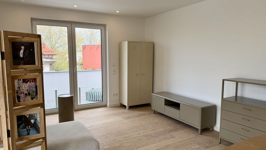 Kernsaniertes Apartment bei der Outletcity 3 % Neubau AfA + KfW-Förderkredit mit Tilgungszuschuss – Wohnbereich