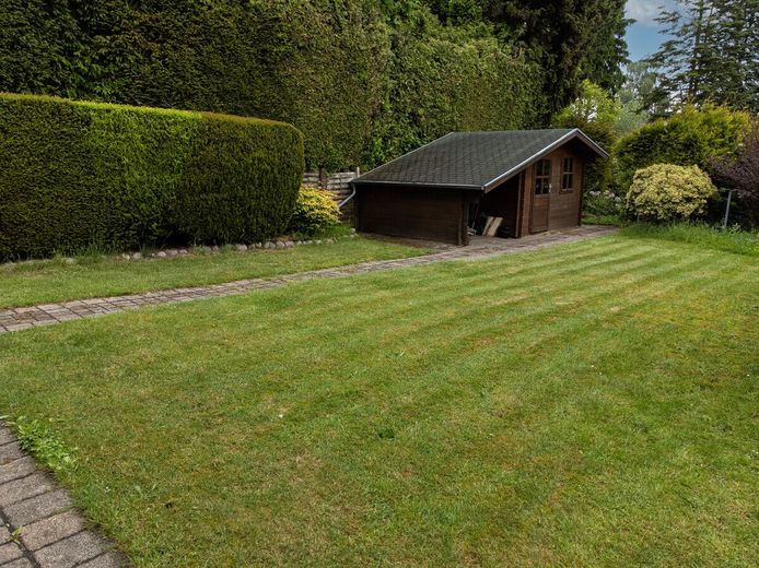 Familientraum in Bönningstedt: Solides EFH mit Wintergarten &amp; Doppelgarage – Garten