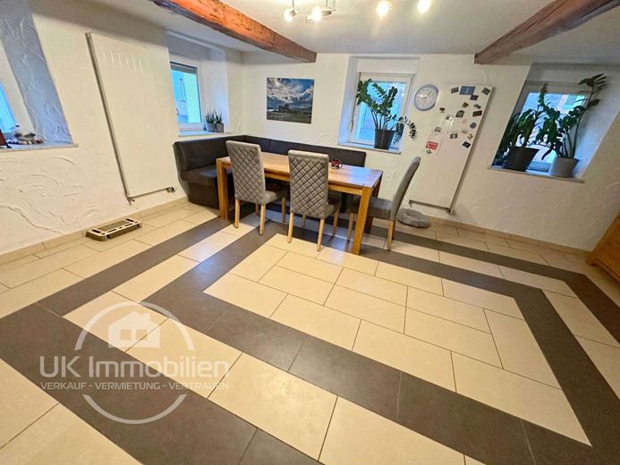 Saniert + Charmant! 1-2-Familienhaus im Hofreitenstil in MKK-Neuberg + Flexibel 5-8-Zimmer möglich! – Essbereich