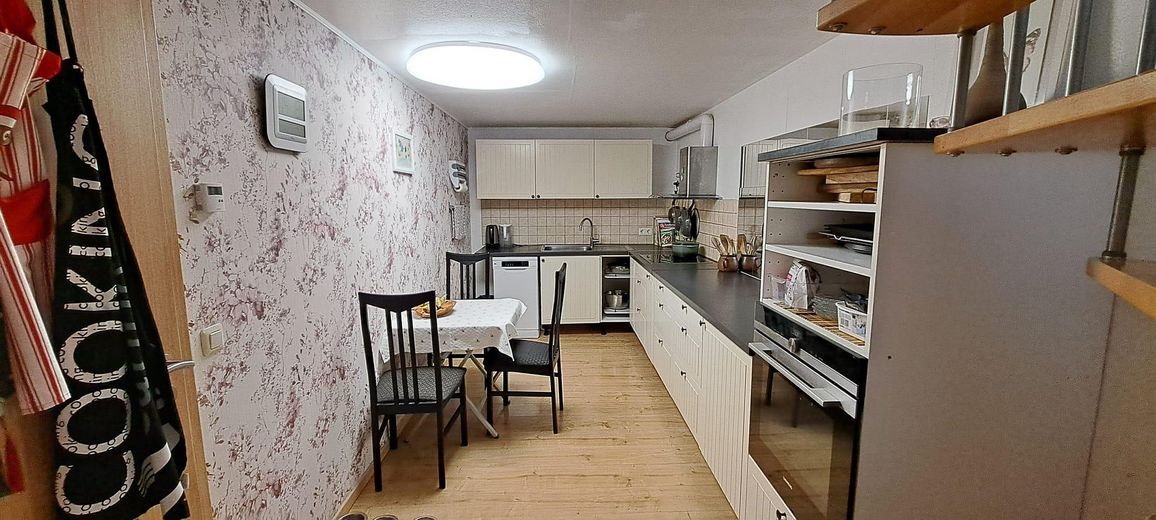 Doppelhaushälfte / Mehrgenerationenhaus / Mehrfamilienhaus / Haus – EG Küche Keller
