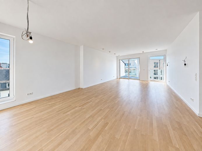 Appartamento molto luminoso, dalla disposizione moderna, con balcone (un tocco di Skywalk), garage incluso – Wohn-Eßbereich