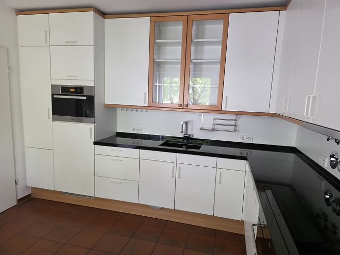 Rara opportunità nel Kreuzviertel: appartamento su due livelli, ca. 145 m², 4 locali, balcone – senza provvigione – 2. OG_Küche (6)