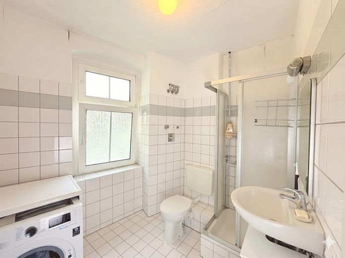 Luminoso appartamento maisonette all'ultimo piano a Friedrichshain, libero subito – Badezimmer