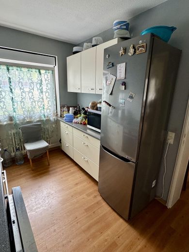 Luminoso apartamento de 3,5 habitaciones con balcón, ascensor y baño nuevo – Küche