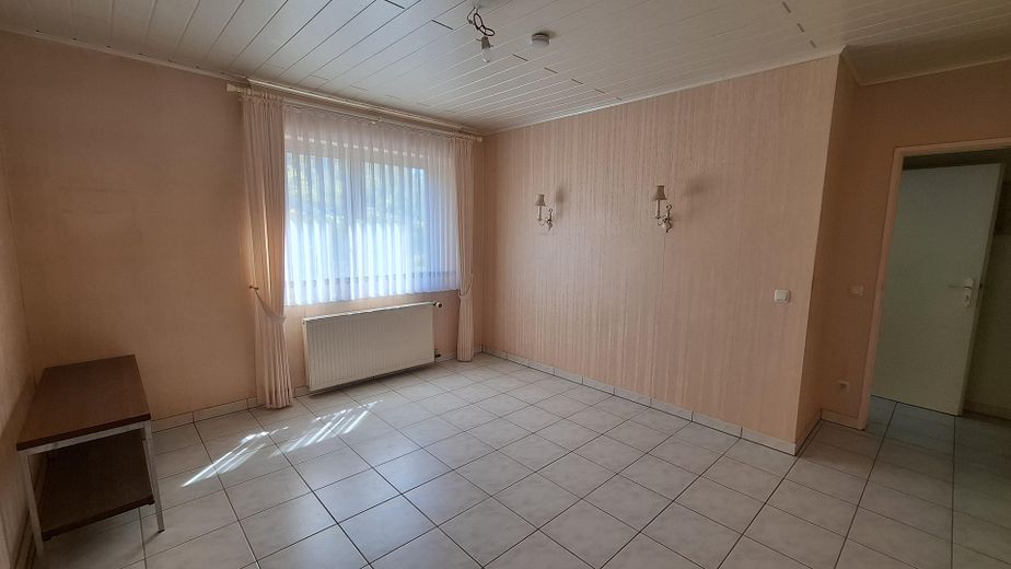 Maison bifamiliale avec jardin mature + 2 garages dans un bon emplacement, sans commission pour l’acheteur – großes Zimmer EG