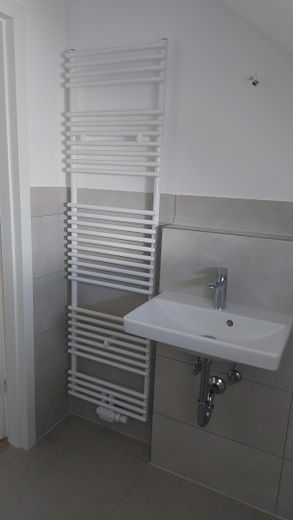 Frisch sanierte Dachgeschosswohnung mit Garage, PV-Strom & Klimaanlage – max. 6 Monate – Bad