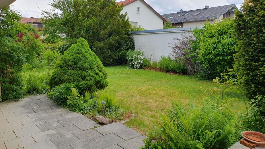 Casa unifamiliare dalla distribuzione perfetta, molto luminosa, con ampio giardino – Garten