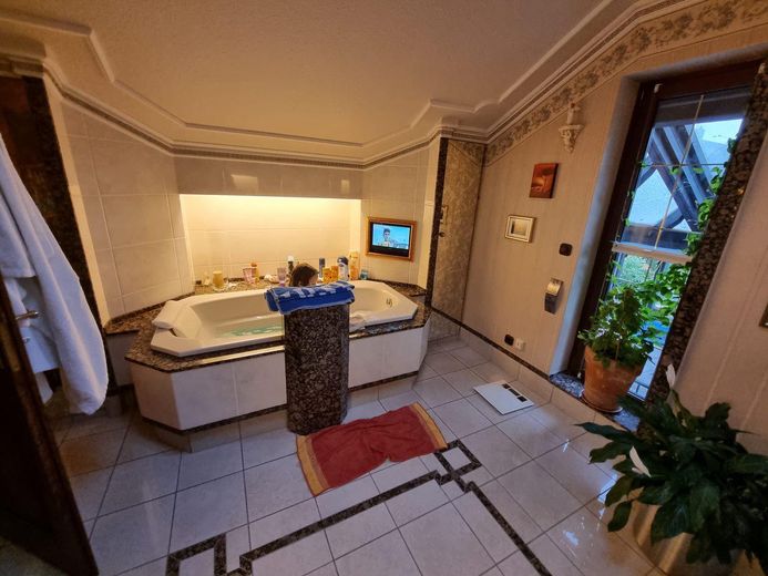 Modernisiertes Maisonette-Reihenhaus mit PV-Anlage, Marmorbad & Sommergarten – Badewanne mit Marmorsäule