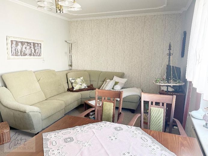 ***AB SOFORT ZU VERKAUFEN --SEHR GEPFLEGTE 3-RAUMWOHNUNG--*** mit Tageslichtbad und Dusche in einer sehr gepflegter Wohneigentumsanlage – Wohnzimmer (Verkauf ohne Inventar)