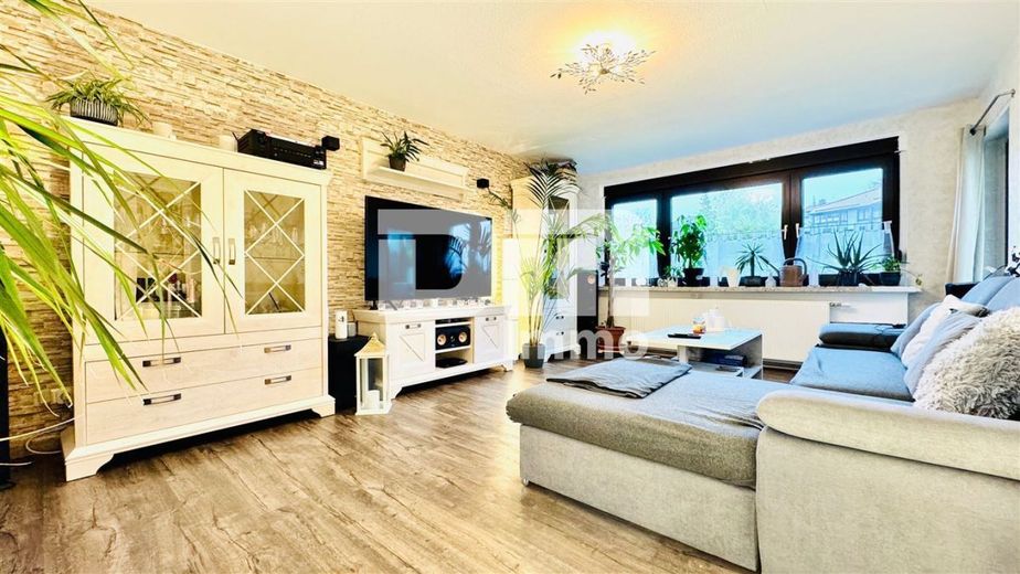 Umfangreich teilsaniertes Dreifamilienhaus mit Garage + PV Anlage und großem Garten – WE2 OG Wohn / Esszimmer / Zugang Balkon