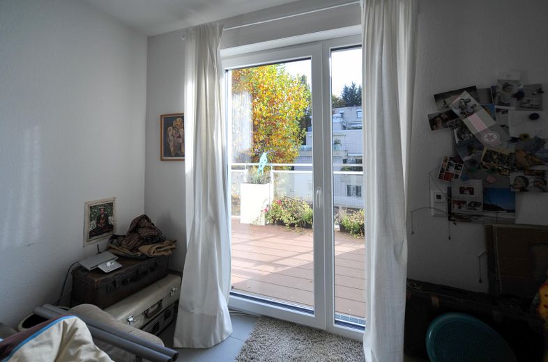 Exklusive 4-Zimmer +Energie Wohnung mit Fußbodenheiz/-kühlung und sehr geringen Energiekosten – Balkontür Elternschlafzimmer