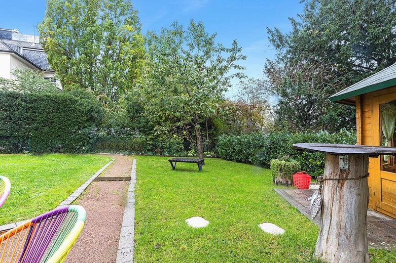Gepflegter Garten mit Pavillon