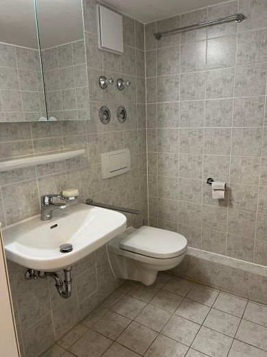Urokliwe mieszkanie z ogrodem i pokojem muzycznym w spokojnej okolicy Monachium-Maxhof – Duschbad UG