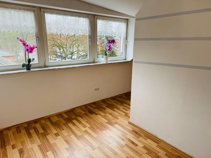 Bezugsfreie, helle 3 Zimmer Wohnung mit großer Dachterrasse, Stellplatz & Nähe S-Bahn – Arbeitszimmer