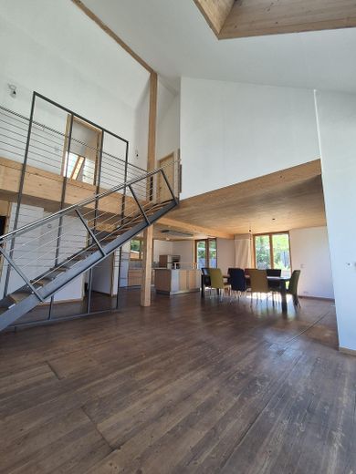 Ökologisches Holzhaus im Hegau: Ein einzigartiger Rückzugsort für Ihre Familie! – Offene Treppe zum Obergeschoss