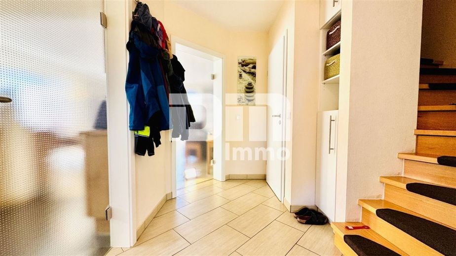 Modernes Familienglück nahe KfW 55-Standard mit Terrasse, Carport und Parkplatz – EG Flur / Diele / Treppenaufgang