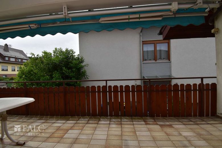 Ruhige Lage mit großem Grundstück – Balkon am Esszimmer