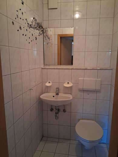 SOFORT BEZUGSFREI! Sehr geräumige lichtdurchflutete 4-Zi- Maisonette-Wohnung inkl. Balkon, Carport – Gäste-WC
