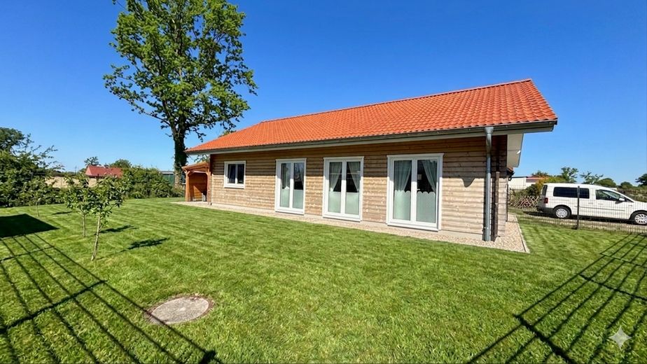Jak nowy drewniany bungalow klasy A+ w pobliżu Eidery – ogród, widok na pola, bez prowizji – Fensterfront Richtung Süden 