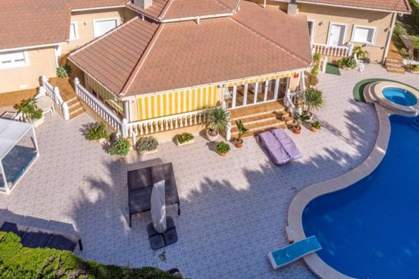 Splendida villa indipendente con 3 camere da letto, 4 bagni, palestra, sauna, garage e piscina privata a soli 1 km dalla spiaggia