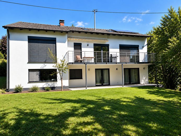 Exclusive house with a separate apartment in a quiet location on the edge of the forest in Tuttlingen – Außenansicht 1