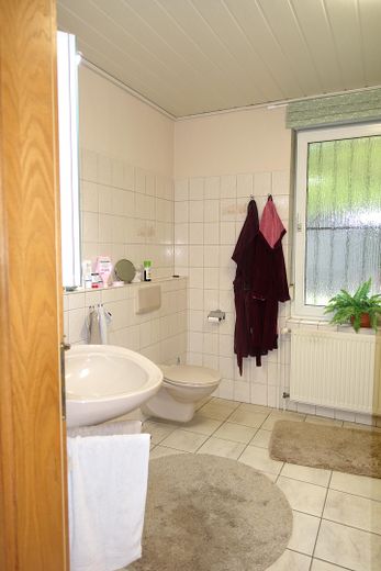 Großes Fenster im Bad