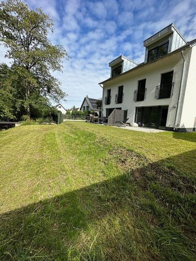 Einfamilienhaus / Doppelhaushälfte/Familien – Terrasse hinten