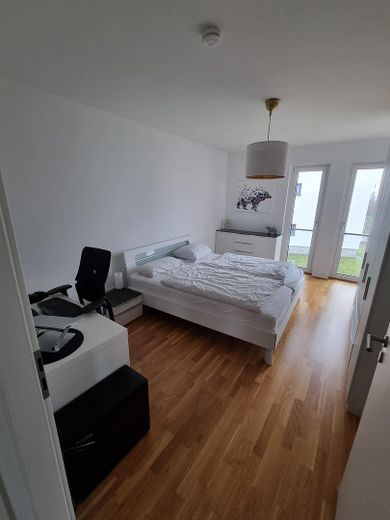 Neuwertige, hochwertige 2-Zimmer-Wohnung mit EBK & TG-Stellplatz in Ffm-Riedberg – Schlafzimmer