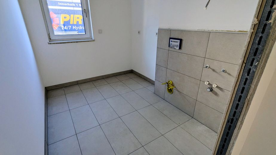 Yeni binada zemin katta 4 odalı daire, ilk kullanım, teras + bahçe, ankastre mutfak, Wallbox donanımlı kapalı otopark yeri – Gäste-WC und Platz für WM etc.