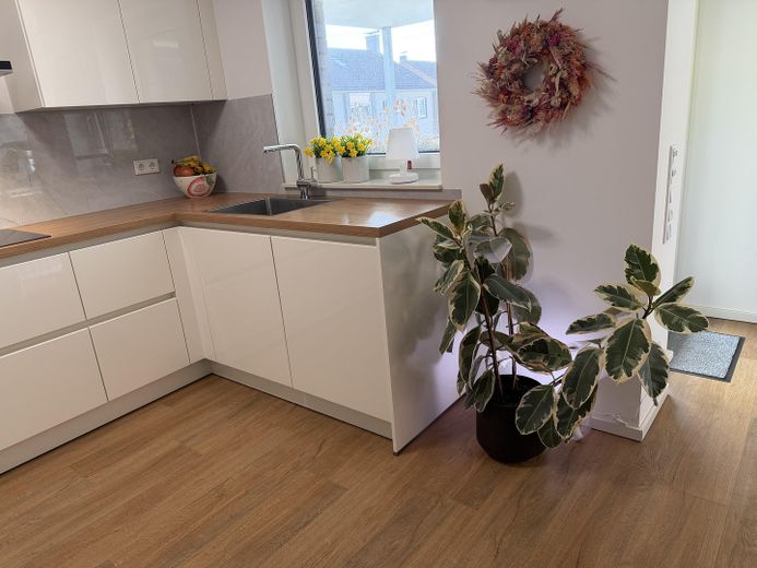 Apartamento de 3 habitaciones como nuevo (año de construcción 2021) con balcón de 15 m², aire acondicionado y plaza de garaje subterráneo – Einbauküche inkl. Blanco Spüle