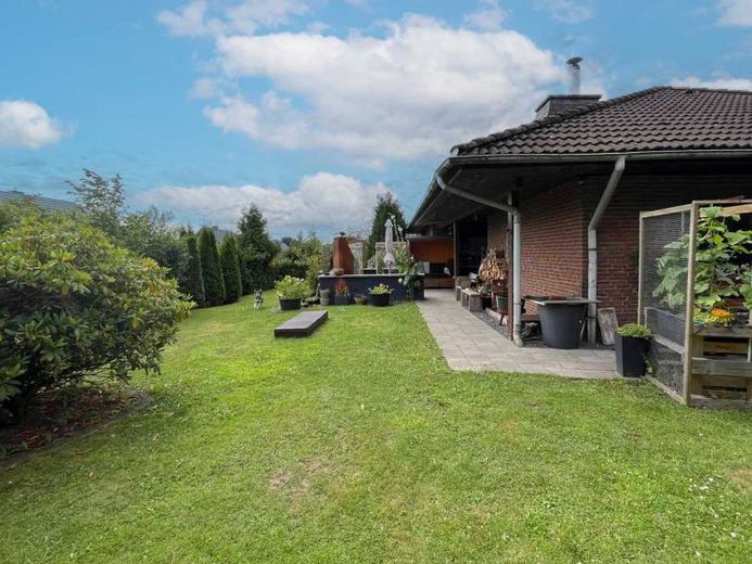 Richtig zuhause: Gepflegtes Einfamilienhaus samt Garten in Tarp – Foto 1