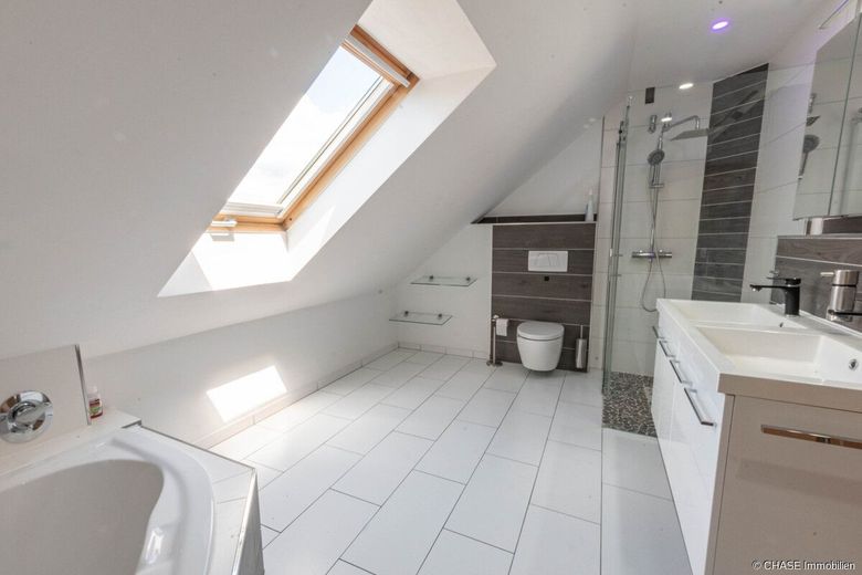 Moderne Wohneinheit in TOP-Wohnlage - Bestes Wohnen mit Garten und Pool in Hameln, Wangelist! – Badezimmer Dachgeschoss