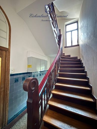 Gepflegte 4-ZKB Altbauwohnung mit Balkon im Regierungsviertel – Treppenaufgang