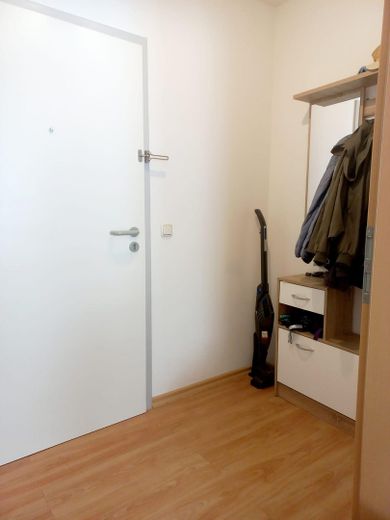 Lichtdurchflutete 1-Zimmer-Wohnung mit moderner Einbauküche & TG-Stellplatz – Flur