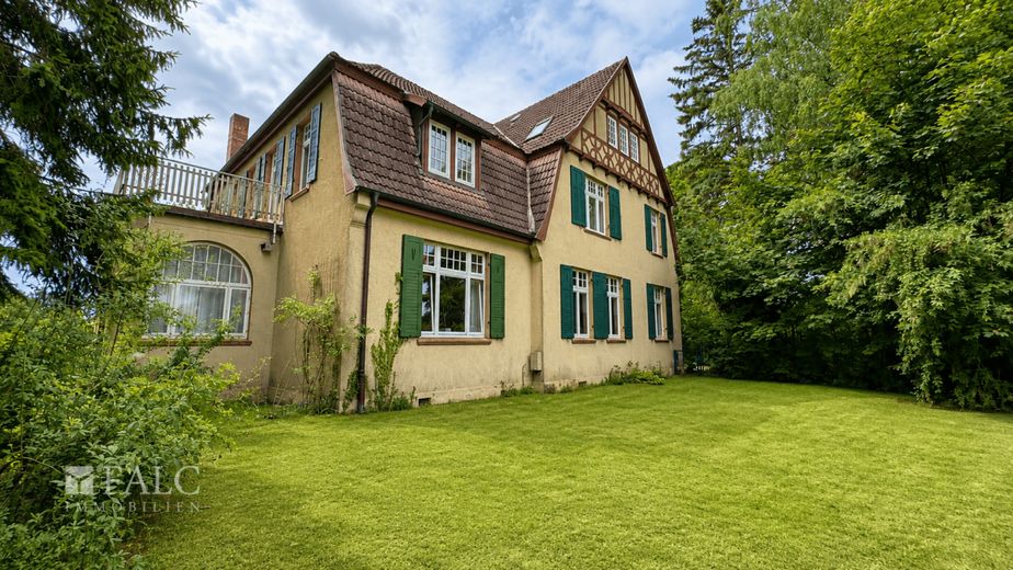 ***Denkmal - Stilvolle Villa im Landhausstil - Wohnen mit besonderem Ambiente*** – Ansicht seitlich