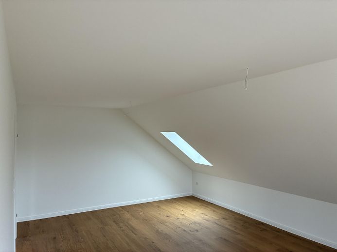 Erstbezug – Moderne Dachgeschosswohnung im KfW-40-Standard – Wohn-/Esszimmer Teil 2