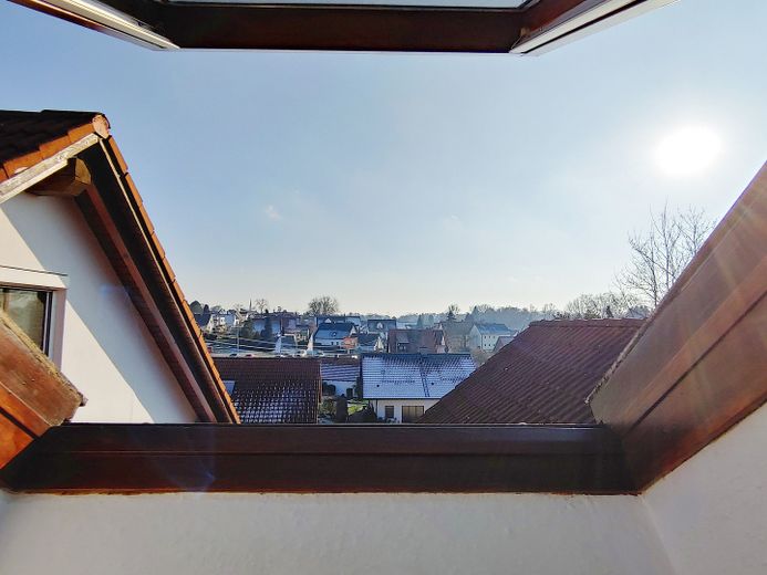 Avis aux investisseurs : duplex habité et meublé de 4 pièces avec cuisine, salle de bains et WC supplémentaires, dans un quartier calme proche du centre – Dachfenster nach Süden